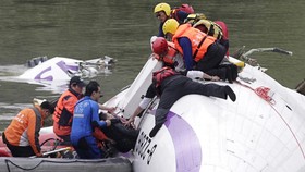 Jenazah Pilot TransAsia Ditemukan Masih Pegang Kemudi