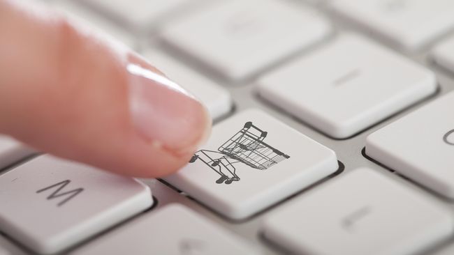 Di Indonesia, belanja online mulai populer sekitar tahun 2012. Kini, salah satu aktivitas terbesar pengguna smartphone adalah shopping.