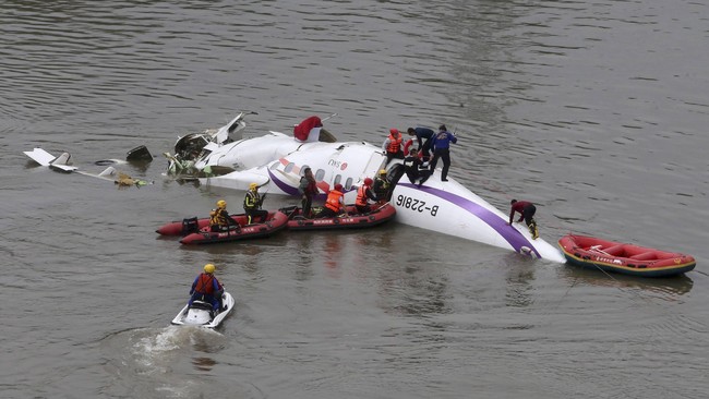 Pilot maskapai pesawat TransAsia Airways yang berbasis di Taiwan menjalani tes terkait cara menghadapi kerusakan mesin dan situasi darurat lainnya.