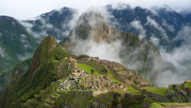 Jalur kereta menuju objek wisata populer Machu Picchu di Peru diblokade oleh sekelompok orang yang melakukan aksi protes sejak Rabu (12/7).