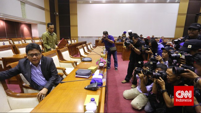 Sekretaris Kabinet Andi Widjajanto dan Menteri Dalam Negeri Tjahjo Kumolo memenuhi panggilan Komisi III DPR RI. Mereka rencananya bakal ditanyai soal Samad.