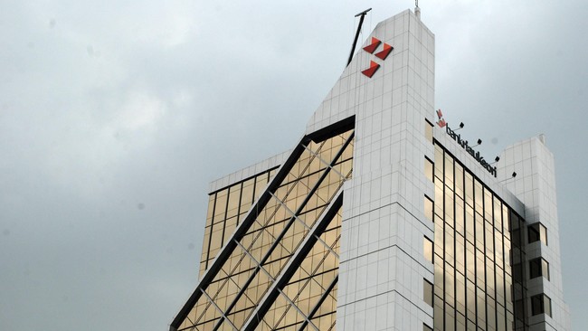 Polisi menangkap dua mantan pegawai Bank Riau karena diduga mencuri tabungan nasabah hingga Rp1,3 miliar dengan cara memalsukan tanda tangan.