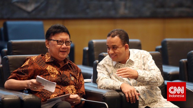 Mendagri Tjahjo Kumolo tertawa dan menyindir ramalan Ketua Dewan Kehormatan PAN Amien Rais bahwa Gubernur DKI Anies Baswedan bakal jadi penyelamat negeri.