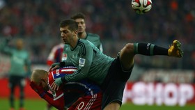 Munich vs Schalke, Skor Kacamata di Babak Pertama