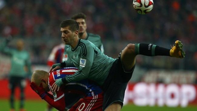 Pola permainan saling menekan ditunjukkan Bayern Munich dan Schalke 04, yang berbuah satu kartu merah untuk Munich, serta skor kacamata di babak pertama.