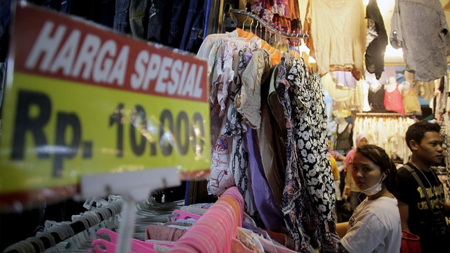 Kementerian Perdagangan menyebutkan penerapan tarif bea masuk tambahan berhasil menekan impor produk pakaian jadi di Indonesia.