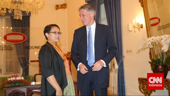 Menteri Luar Negeri Inggris Philip Hammond menyambangi Indonesia dan bertemu Menlu RI Retno Marsudi, membicarakan kerja sama militer dua negara.