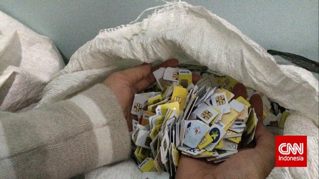 KNCI melakukan demo ke gerai operator untuk memprotes hangusnya kartu SIM yang mereka jual, namun hal itu terjadi karena operator ikuti aturan pemerintah