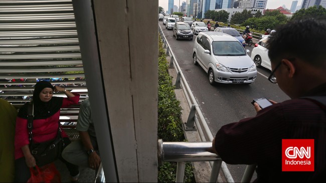Petugas mulai memberitahu penumpang soal rencana penutupan kembali jalur TransJakarta pada sore nanti pukul 17.00 WIB hingga 18.30 WIB.