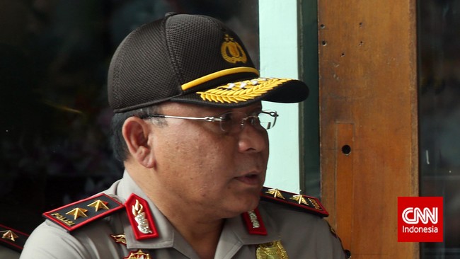 Kapolda Jawa Timur Inspektur Jenderal Anas Yusuf membantah lima orang tersebut masuk dalam daftar buron Interpol.