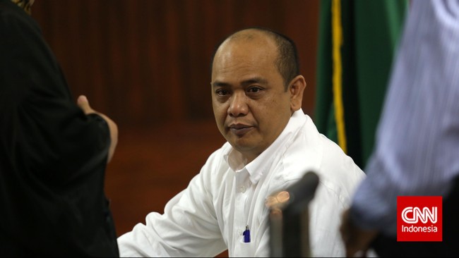 Pengusaha Gulat Medali Emas Manurung akan menjalani sidang vonis hari ini atas dugaan suap yang dia lakukan dalam alih fungsi kawasan hutan di Riau.