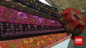 Beda Gaya Desainer Indonesia Melestarikan Kain Tradisional