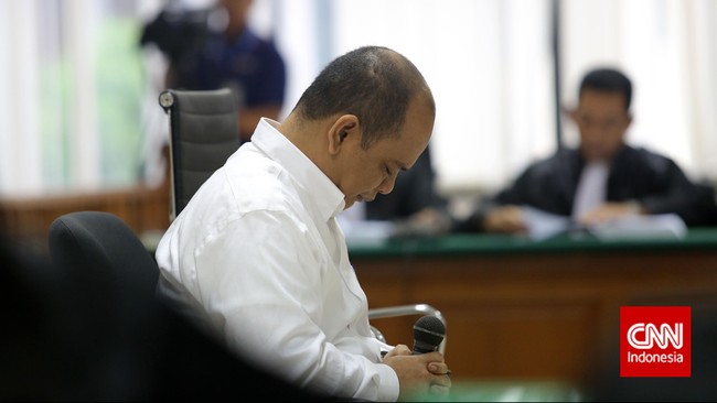 Terdakwa suap Gulat Medali Emas Manurung menangis mendengar dirinya dituntut 4,5 tahun penjara oleh jaksa KPK. Gulat membantah telah menyuap.