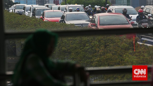 Pihak kepolisian mulai memberlakukan pengalihan arus di Medan Merdeka Timur. Namun, antrean kendaraan tetap mengular di sepanjang jalan Medan Merdeka Timur.