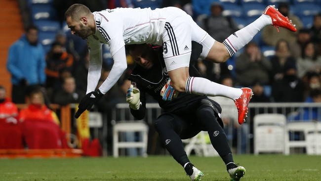Real Madrid untuk sementara menjauh dari kejaran Barcelona di klasemen La Liga setelah mengalahkan Deportivo di Stadion Santiago Bernabeu, Sabtu (14/2).