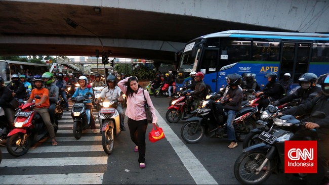 Imbas penutupan empat jalur protokol pada puncak perayaan KAA hari ini membuat kemacetan Jakarta bertambah parah dibandingkan hari biasa. 