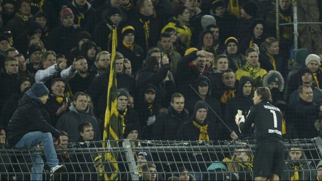 Bom sisa Perang Dunia II yang tak meledak telah membuat Stadion Borussia Dortmund, Signal Iduna Park ditutup sementara.