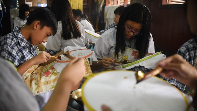 Batik Pemalang mungkin masih asing di telinga kalian. Berikut ini kisah seorang Ibu yang tak menyerah untuk melestarikan batik asli Pemalang yang langka itu.