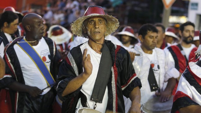 Pesta Jalanan dengan Penari-penari Seksi di Parade Llamadas