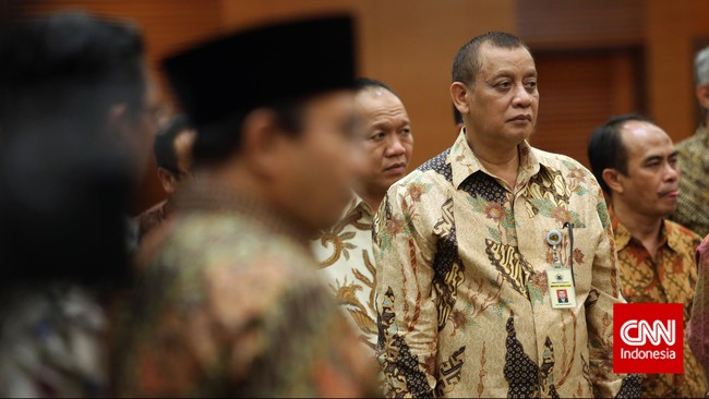 Dirjen Pajak Sigit Priadi menilai selama ini pajak sektor properti terlalu berat, sehingga orang Indonesia banyak membeli aset di Singapura.
