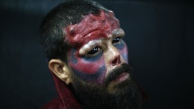Rela Potong Hidung Demi Mirip Red Skull di Captain America