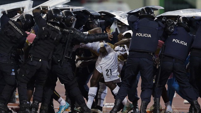 Marah karena tim tamu mendapatkan penalti kontroversial, pendukung Guinea Khatulistiwa menyerbu lapangan dan melempari pemain Ghana dengan botol.