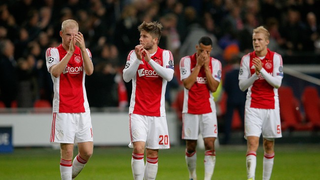Ajax Amsterdam tertahan di posisi dua klasemen sementara dan terpaut 12 angka dari PSV Eindhoven setelah mengalami kekalahan dengan skor 0-1.