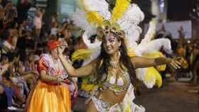 Pesta Jalanan dengan Penari-penari Seksi di Parade Llamadas