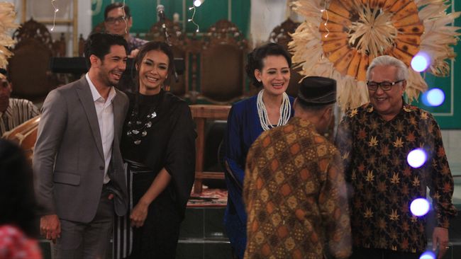 Memasuki rata-rata umur pernikahan di Indonesia, mendadak banyak orang yang terlalu peduli pada masa depan. Fenomena itu dibungkus jadi film komedi romantis.