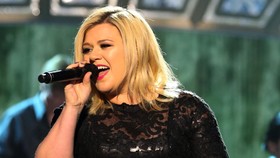 Kelly Clarkson Batalkan Konser karena Perintah Dokter