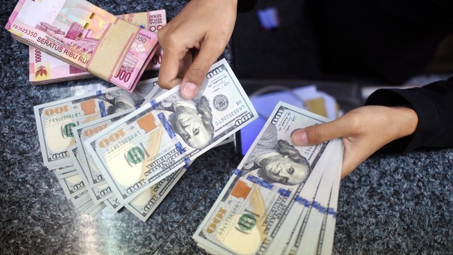 Rupiah melemah 27 poin ke level Rp14.507 per dolar AS pada Senin (9/5) pagi jelang rilis data ekonomi RI.