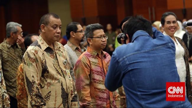 Angka tersebut lebih rendah dari target awal yang disampaikan Dirjen Pajak pada April 2015 sebesar Rp 270 triliun.