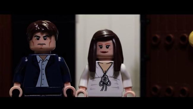 Adegan trailer yang memperlihatkan Christian Grey (Jamie Dornan) membuka kemejanya, diparodikan boneka Lego berperut “kotak-kotak.”