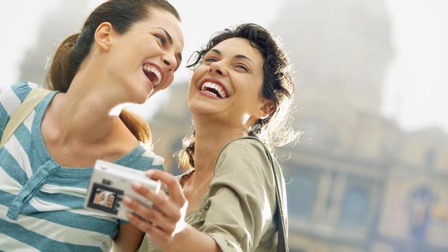 Para pejalan semakin dimanjakan dengan kehadiran perangkat digital. Kini urusan plesir ada dalam genggaman.