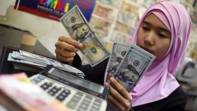Nilai tukar rupiah kembali menyentuh kisaran Rp14.033 per dolar Amerika Serikat (AS) pada pertengahan perdagangan pasar spot hari ini, Selasa (15/5).