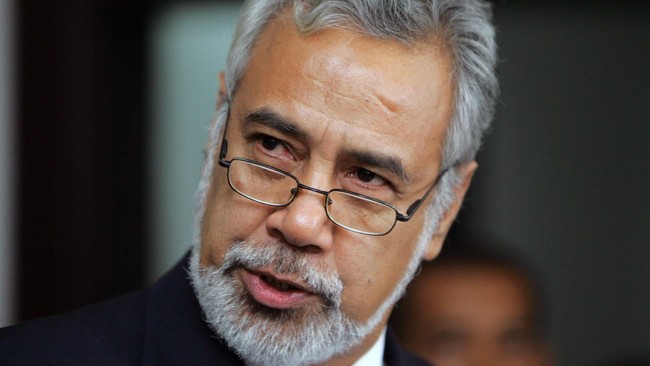 Xanana Gusmao menyematkan simbol sains dan teknologi di salah satu bagian Jembatan Habibie di Kota Dili untuk mengenang jasa Bapak Teknologi itu di Timor Leste.