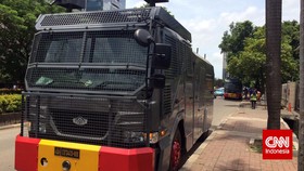 Polisi Semprot Kerumunan di Jakpus Pakai Mobil Water Cannon