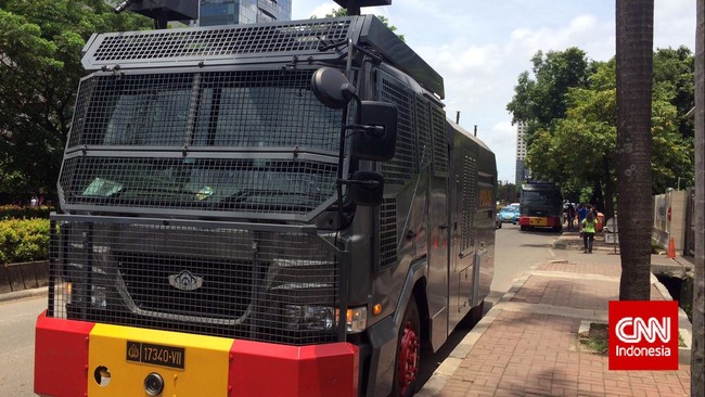 Kapolres Jakpus mengatakan penyemprotan menggunakan water cannon dilakukan untuk membubarkan warga yang masih ngeyel berkerumun di depan Plaza Kenari.