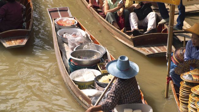 Ibukota Kalimantan Selatan ini memiliki julukan Kota Seribu Sungai karena kota Banjarmasih 'dibelah' oleh sungai yang menyerupai labirin.