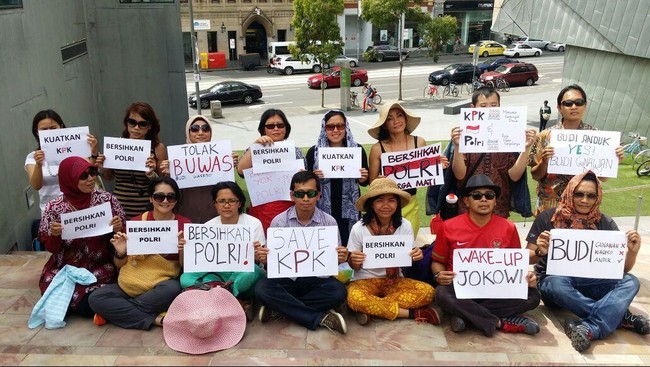 Puluhan Mahasiswa dan warga Indonesia di kota Melbourne, Australia, menggelar aksi simpatik dengan tema bersih-bersih di tubuh kepolisian.