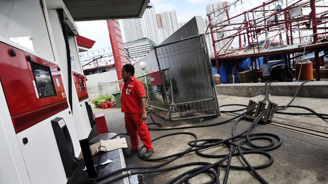 BPH Migas menyebut penyaluran BBM subsidi jenis solar dan premium jebol 1,28 juta kiloliter sampai 29 Desember kemarin.