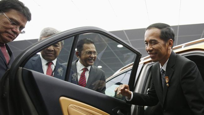 Prioritas Perbaiki Transportasi Publik, Bukan Mobil Nasional Proyek kerja sama Indonesia dengan Malaysia melalui Proton dan PT Adiperkasa Citra Lestari menuai banyak kritik. Pemerintah Jokowi dinilai tak peka.