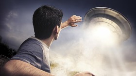 Pemburu UFO Lihat Penampakan Kapal Alien Lintasi Matahari