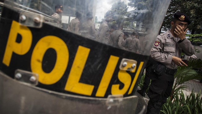 Sejumlah perempuan di Desa Rendu Butowe NTT aksi telanjang dada menolak kehadiran polisi di desa mereka. Warga menolak direlokasi dari tempat tinggalnya.