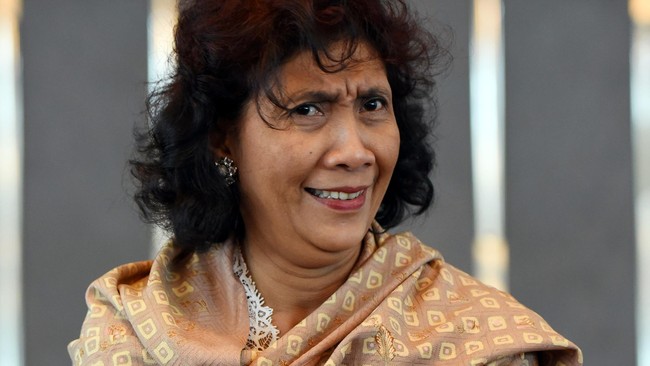 Kebijakan Menteri Susi Pudjiastuti soal moratorium eks kapal asing banyak diprotes. Ada juga pengusaha yang mengakali dengan mengecat kapal asing.