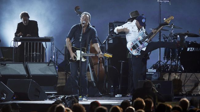 Berkarier sejak 1964, tentu musikalitas Springsteen sudah tidak perlu diragukan lagi. Tapi, ia mengaku masih mendengarkan karya musisi muda.