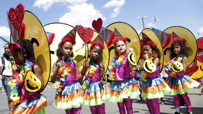Kostum Menor Meriahkan Karnaval di Trinidad dan Tobago
