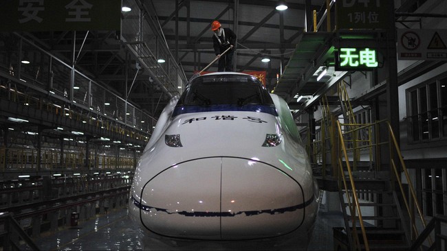 Rekor kereta api tercepat di dunia akhirnya kembali ke pangkuan China. Kereta peluru China itu bisa melesat 350 km/jam dan sudah beroperasi.
