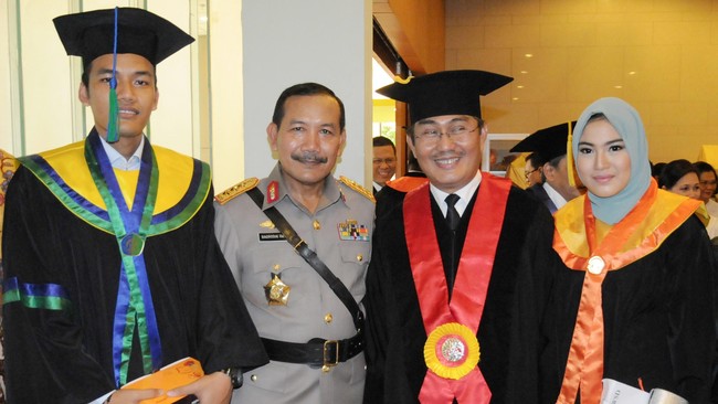 Komisaris Jenderal Badrodin Haiti dituntut berani menghentikan rekayasa kasus yang tengah menjerat pimpinan dan penyidik Komisi Pemberantasan Korupsi (KPK)