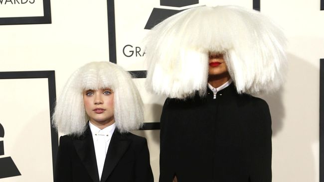 Dalam video musik yang berdekor minimalis itu, Maddie Ziegler menari dengan mengenakan rambut palsu berwarna pirang dan hitam.